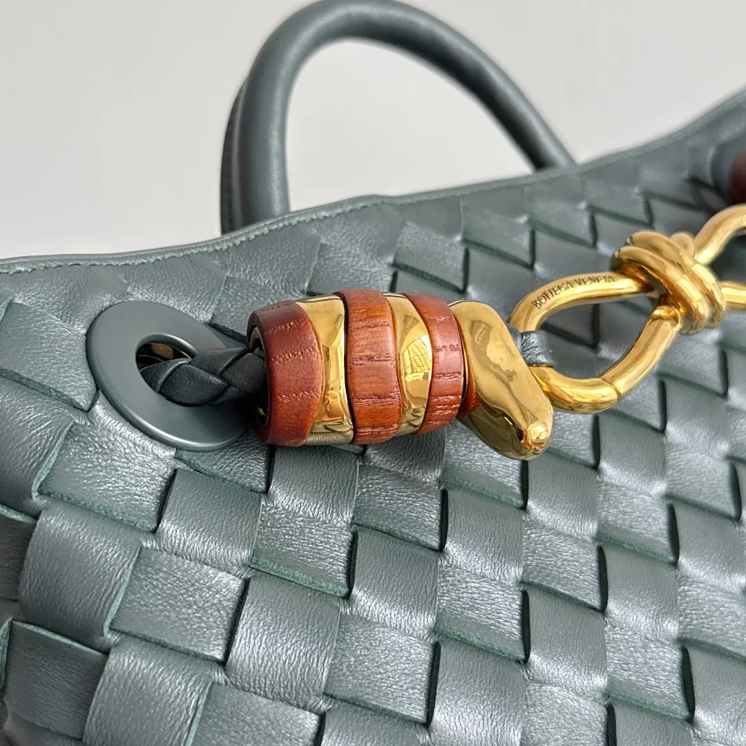 The new Andiamo batch of 3060 BV is shipped‼ ️The classic intercciato weaving process is used to create a soft bag, the metal knot is made of micro-cast aluminum using jewelry technology🪢, and the decorative beads are made of metal and hand-polished oak, allowing you to jump repeatedly between elegance and fun💃, making it unpredictable. Classic and versatile, it shows off your temperament, and the bag has a large capacity, making it very convenient for daily commuting! It has a variety of carrying methods, the shoulder straps can be adjusted by yourself, the original lambskin feels soft and delicate, and the unisex style breaks gender boundaries and brings a more practical and long-lasting use experience. The Andiamo, which has both elegant and casual styles, perfectly interprets the "fashionable old money style". Style number: 743568+wood hardware Color: dark green Size: 25*22*10.5cm